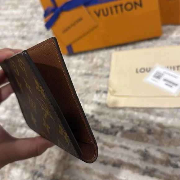 Louis Vuitton passport cover - Picture 9 of 12